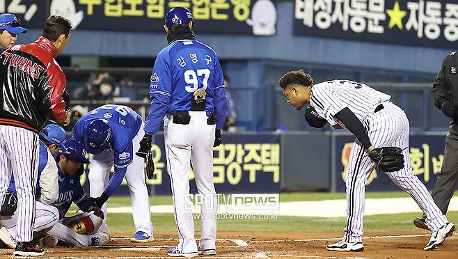 팔꿈치 사구 후 놀란 에르난데스, 포수 박동원 권유에 진심 어린 사과