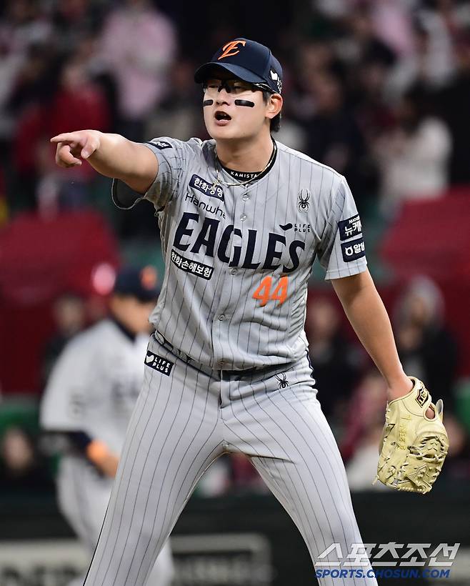 아! 김서현 13구로 끝낼 수 있었는데.. 왜 8구 더 던졌나 → '기록되지 않은 실책'에도 끄덕없는 강심장 마무리