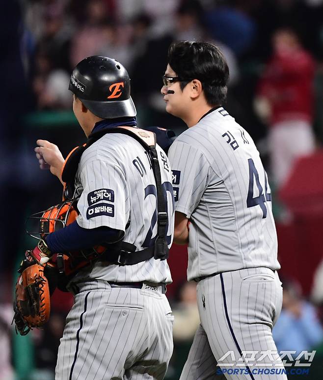 아! 김서현 13구로 끝낼 수 있었는데.. 왜 8구 더 던졌나 → '기록되지 않은 실책'에도 끄덕없는 강심장 마무리