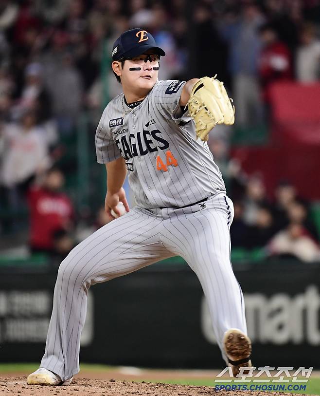 아! 김서현 13구로 끝낼 수 있었는데.. 왜 8구 더 던졌나 → '기록되지 않은 실책'에도 끄덕없는 강심장 마무리