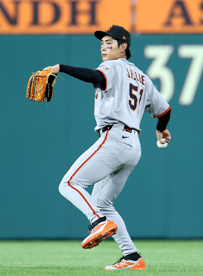 ‘이정후 어깨를 얕본건가? 하퍼의 본헤드인가!’…시즌 첫 보살과 멀티히트