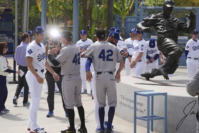 이정후는 왜 42번을 달고 뛰었나..로버츠 감독이 그 의미를 설명했다