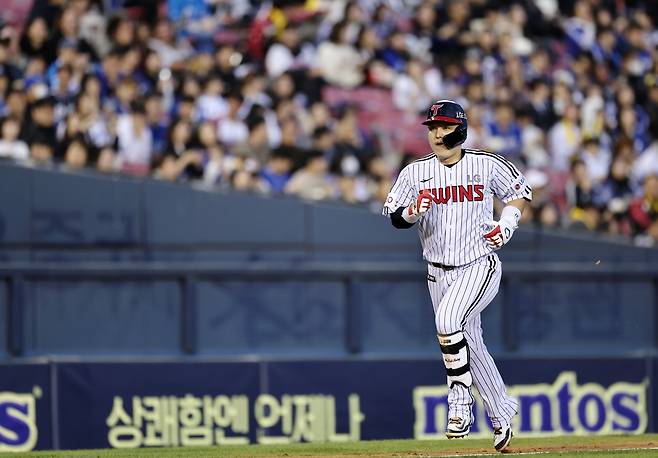 잠실구장 담장을 하루에 두 번이나…LG 안방마님 박동원, 삼성 상대로 멀티홈런 작렬[스경X현장]