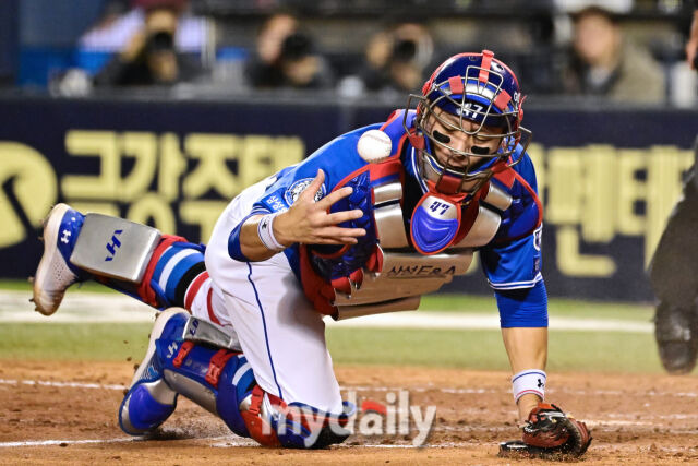 '삼성 초비상' 강민호, 홈에서 문성주와 충돌→왼쪽 발목 부상으로 교체…4번 타자+주전 포수 동시에 잃었다