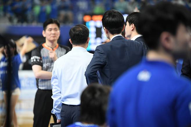 [PO현장이슈] 왜 강혁 감독은 급흥분했나. 퇴장 당시 무슨 일이? 퇴장 시발점 벨랑겔 파울의 실체는?