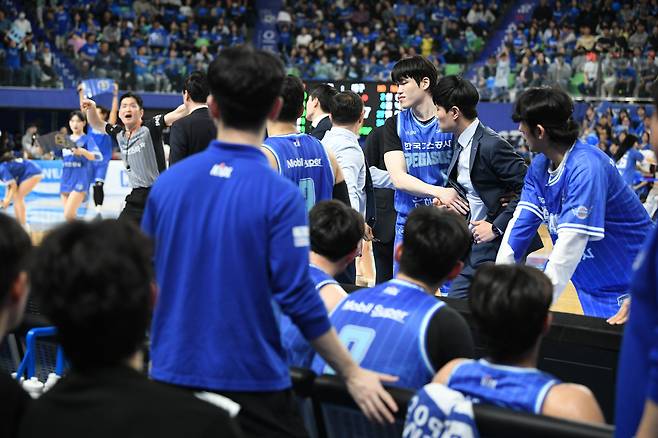 [PO현장이슈] 왜 강혁 감독은 급흥분했나. 퇴장 당시 무슨 일이? 퇴장 시발점 벨랑겔 파울의 실체는?