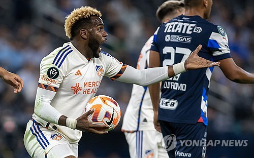 '튀르키예 리그 득점왕' 가봉 FW, 중국 자택에서 추락사 '향년 28세'…축구계 애도 물결