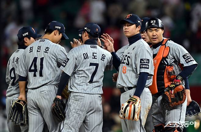 꼴찌에서 네 계단 껑충…들뜨지 않는 한화 “아직이다. 싸움은 지금부터”