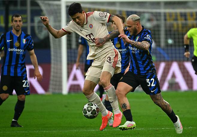 '괴력을 잃은 괴물' 김민재, 파바르에 헤더 결승골 내주고 또또또 조기교체→최저평점…뮌헨, 챔스 8강 탈락