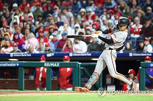 이정후, 첫 타석부터 적시타... PHI 에이스도 안 무섭다