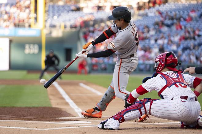 '타격왕 모드' 1회 적시타→5회 2루타→6회 희생F, 이정후 오늘도 멀티히트 폭발...SF 7-4 PHI(6회)