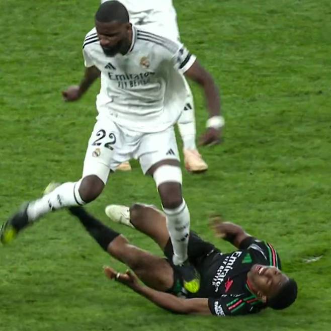 볼보이 밀치고, 상대 밟고…경기도 지고, 매너도 진 뮌헨·마드리드