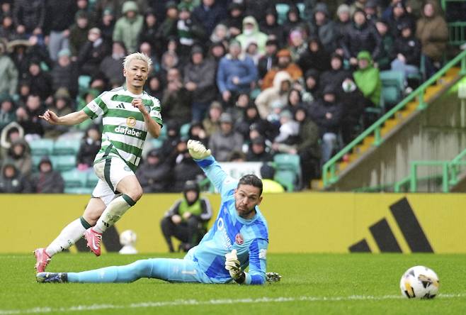 ‘손흥민 넘어 30골’ 日 호들갑 떨게 한 공격수 미쳤다…득점왕+도움왕+올해의 선수상까지 도전