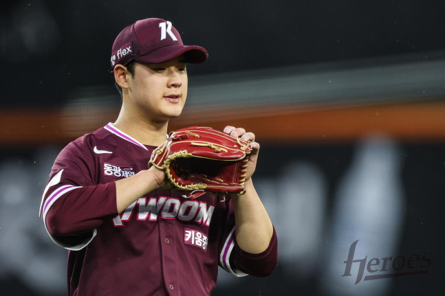 '선발 최약체인데...' 키움에 비보가, 1순위 신인 어깨 통증→엔트리 말소... '1차 염증 소견' 추가 검진 예정 [부산 현장]