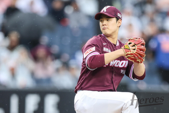 '선발 최약체인데...' 키움에 비보가, 1순위 신인 어깨 통증→엔트리 말소... '1차 염증 소견' 추가 검진 예정 [부산 현장]