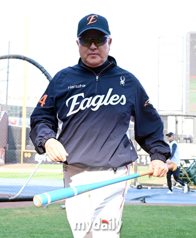 타율 6푼7리 찍고 2군행, 한화 72억 FA 타자 언제 돌아오나…