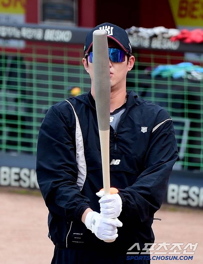 광주에 등장한 논란의 '어뢰 배트', 직접 휘둘러 본 선수들의 반응은? [광주 현장]