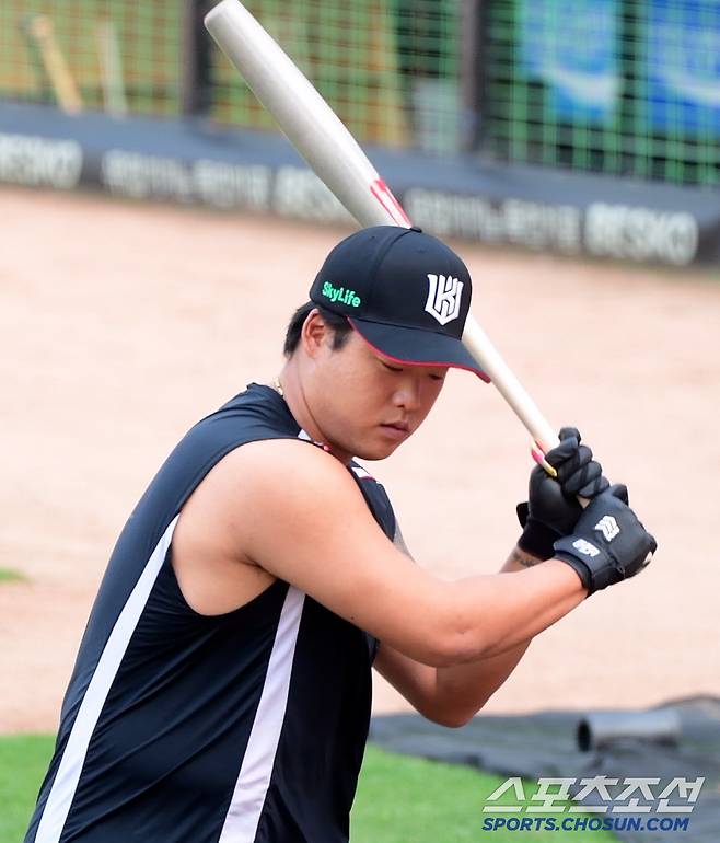 광주에 등장한 논란의 '어뢰 배트', 직접 휘둘러 본 선수들의 반응은? [광주 현장]