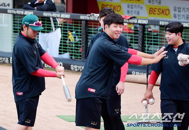 광주에 등장한 논란의 '어뢰 배트', 직접 휘둘러 본 선수들의 반응은? [광주 현장]