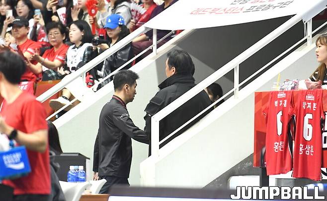 '이틀 연속 감독 퇴장' 과열된 분위기 속 승리 거둔 현대모비스, 4강 진출하며 '쌍둥이 형제 감독' 맞대결 성사