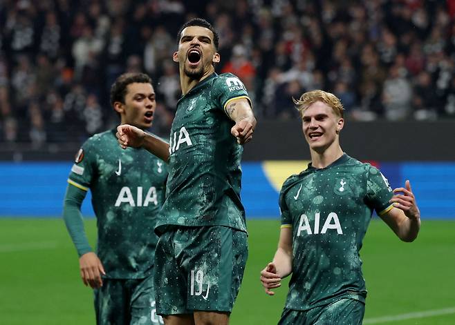 토트넘 ‘4강 진출’에 캡틴 손흥민도 런던에서 열광했다! “너희 모두가 너무 자랑스러워! 계속해서 나아가자!”