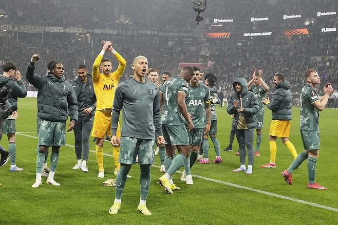 토트넘 ‘4강 진출’에 캡틴 손흥민도 런던에서 열광했다! “너희 모두가 너무 자랑스러워! 계속해서 나아가자!”