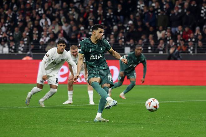 '손흥민 인생 첫 우승합니다' 토트넘, UEL 준결승 진출...솔란케 결승골로 프랑크푸르트에 1-0 신승 '합계 스코어 2-1'