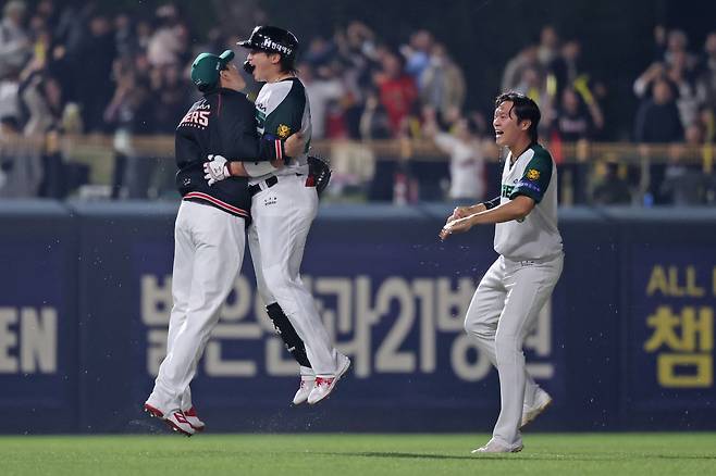 지고 있는데 정해영 투입한 이범호 감독과 주장 나성범의 극적인 끝내기…“포기할 수 없었다”[스경x현장]