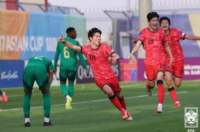 '아, 20초만 버텼다면!' 한국 U17 대표팀, 종료 직전 통한의 실점→승부차기 끝 사우디에 패배...아시안컵 결승 진출 실패