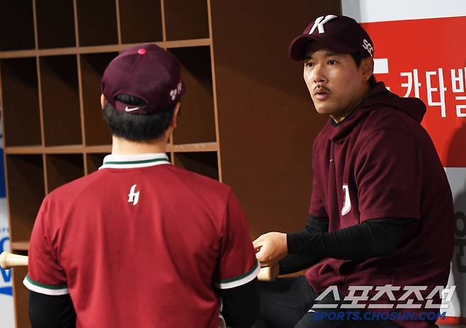 키움은 왜, 연봉 2억 2132안타 베테랑을 갑자기 플레잉 코치로 선임했을까...