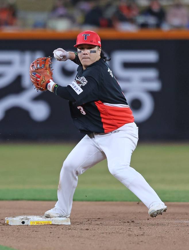‘선발 복귀’ 김선빈, 번트 후 충돌→“입술 찢어져 병원 行”…KIA, 안 풀려도 너무 안 풀린다 [SS시선집중]