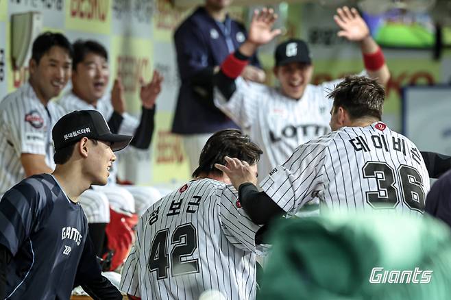 '반갑다 라팍→홈런 쾅쾅쾅' 롯데, 올드 유니폼 입고 '파죽의 4연승'…2위도 넘본다!