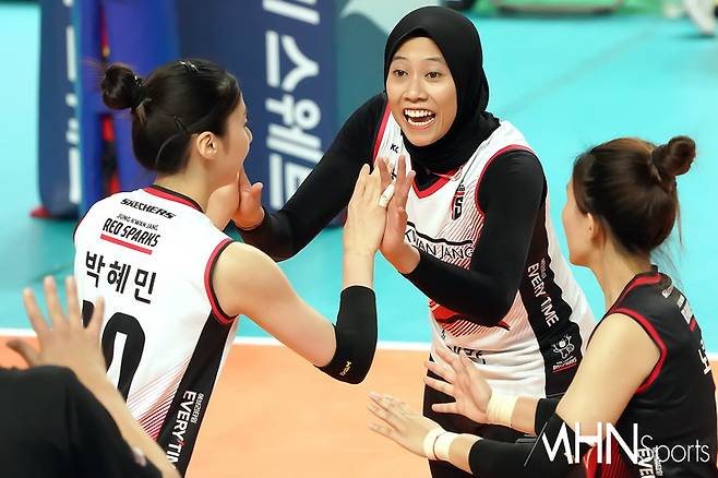 前 정관장 메가, 한국 응원 왔던 남자친구와 화촉 밝힌다...