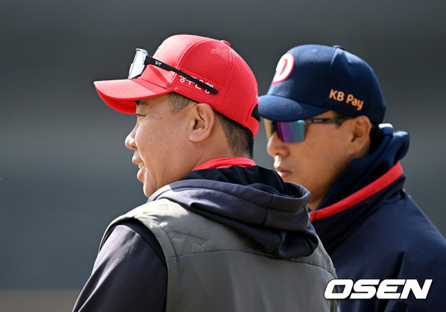 비 안 오는데, 잠실 왜 방수포 덮어놨을까…‘매진 유력’ 두산-KIA전, 비 예보 현실 되면 더블헤더 불가피 [오!쎈 잠실]