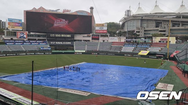 방수포 깔려 있고, 갑자기 폭우...LG-SSG전 우천 취소되면 20일 더블헤더 [오!쎈 인천]
