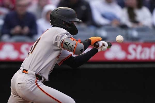 “바깥쪽으로 공이 와줘서 그냥 툭 댔다” 이정후가 말하는 기습 번트 [현장인터뷰]