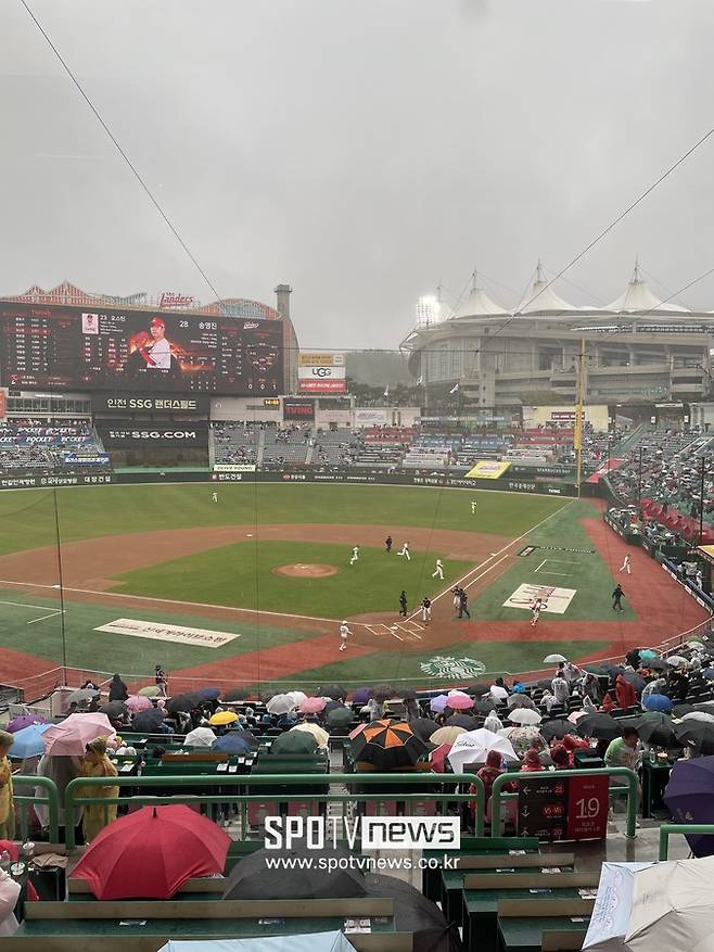 2시만 기다렸는데, 2분 만에 '들어가'…인천 LG-SSG전 1회초 1사 1루에서 중단→2시 18분 재개