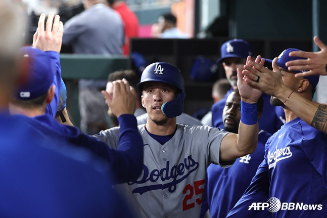'오타니도 넘었다' 한국계 에드먼, NL 홈런 공동 1위 등극... 야마모토 10K-ERA 0점대 진입-오타니 출산 휴가 결장 [LAD 리뷰]