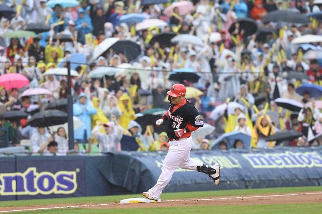 KIA 뒤늦게 10승 신고…최원준 3안타 3타점 부활타, 조상우-정해영 철벽 구원 [잠실 게임노트]