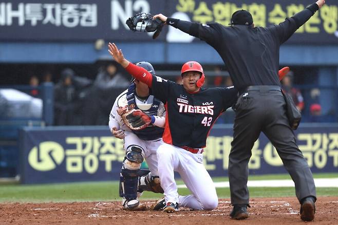 KIA 뒤늦게 10승 신고…최원준 3안타 3타점 부활타, 조상우-정해영 철벽 구원 [잠실 게임노트]