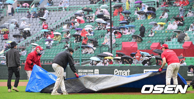 왜 강행했을까, 2시간 35분 중단→역대 최장 시간 중단 2위...3이닝 5K 무실점 손주영, 강제 교체 [오!쎈 인천]