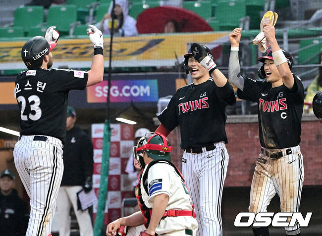 '2시간35분 우천 중단’ 무적 LG는 하늘도 못 막는다, 18승4패→개막 22G 역대 최고 승률 신기록...SSG, 6연패→7위 추락 [인천 리뷰]