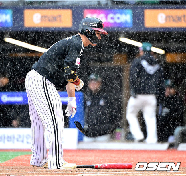 '2시간35분 우천 중단’ 무적 LG는 하늘도 못 막는다, 18승4패→개막 22G 역대 최고 승률 신기록...SSG, 6연패→7위 추락 [인천 리뷰]