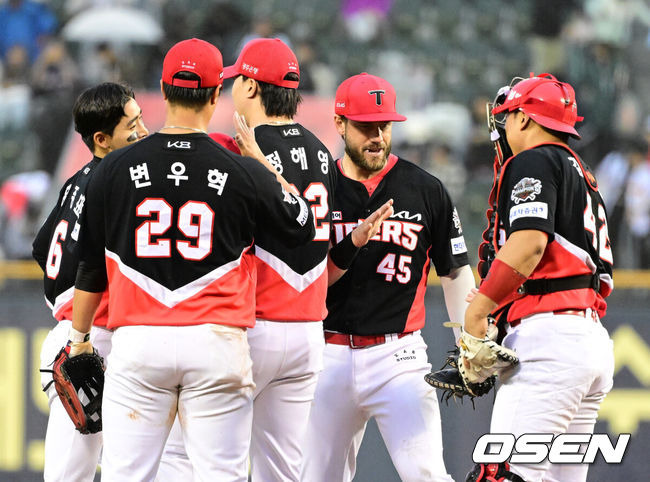 “KIA 미치도록 사랑해요!” 폭우에도 목이 터져라 외쳤다…꽃감독이 꼽은 수훈갑 “팬들 없었으면 못 이겼다” [오!쎈 잠실]