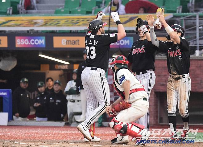 '15안타 11득점 폭발' 최강 선두 LG, 2시간 35분 중단에도 SSG 완파![인천 리뷰]