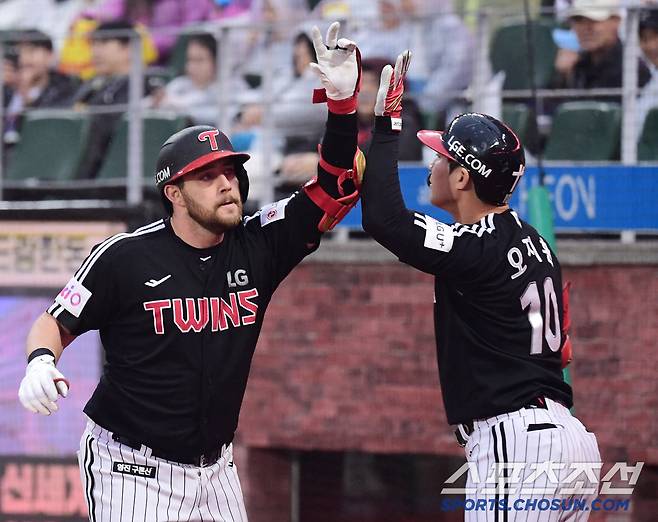 '15안타 11득점 폭발' 최강 선두 LG, 2시간 35분 중단에도 SSG 완파![인천 리뷰]