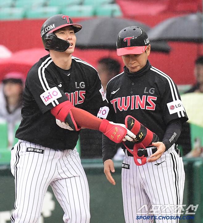 '15안타 11득점 폭발' 최강 선두 LG, 2시간 35분 중단에도 SSG 완파![인천 리뷰]