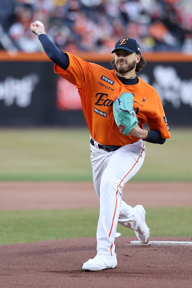 6연승 한화, 단독 2위 도약… 에이스 폰세로 스윕 노린다