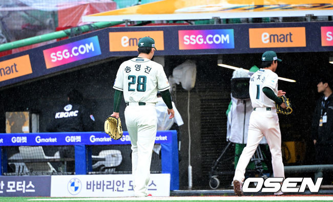 왜 비 맞으며 강행했을까…시작 2분 만에 중단→비 오는데 재개→2시간35분 중단, 누구를 위한 경기 강행이었나 [오!쎈 인천]