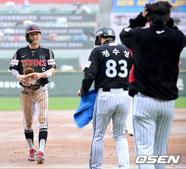 왜 비 맞으며 강행했을까…시작 2분 만에 중단→비 오는데 재개→2시간35분 중단, 누구를 위한 경기 강행이었나 [오!쎈 인천]